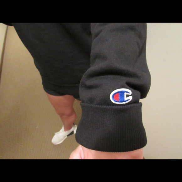Champion New Crewneck Sweatshirt  Black 🔥 - Picture 2 of 3